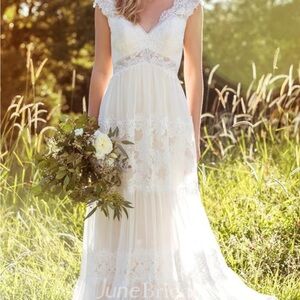 Elegant Lace Wedding Dress in Cream